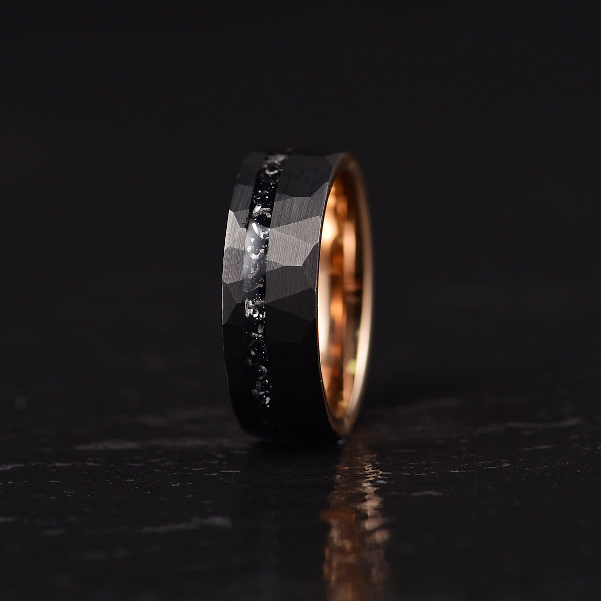 Schwarzer Wolframring mit facettierter Oberfläche und goldener Innenseite, Herrenring.