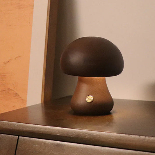 Braune Pilzlampe aus Holz auf Tisch, Nachtlicht, dekorative Beleuchtung, modernes Design.