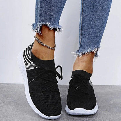 Schwarze Damen-Sneaker, gestricktes Obermaterial, weiße Sohle, modisch, bequem, lässig.