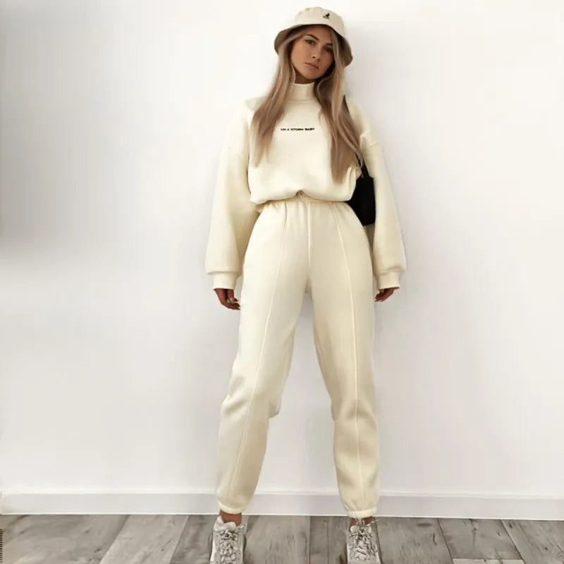 Frau in cremefarbenem Jogginganzug und Hut, modisch, bequem, Freizeitkleidung, Streetwear.