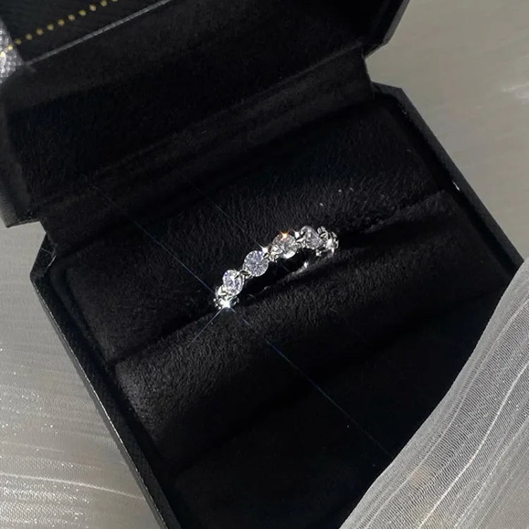 Diamantring in schwarzer Schmuckschatulle, funkelnd, elegant, Verlobungsring, Geschenkidee.