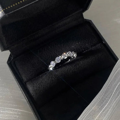 Diamantring in schwarzer Schmuckschatulle, funkelnd, elegant, Verlobungsring, Geschenkidee.