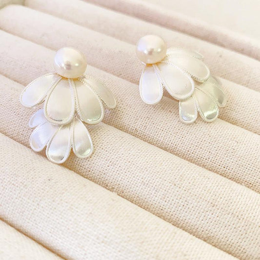 Perlenohrringe mit weißen Blütenblättern, eleganter Schmuck, Damenaccessoire, Geschenkidee.