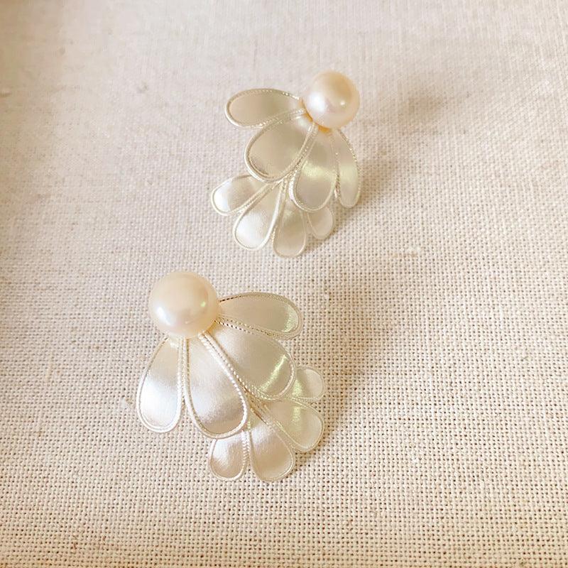 Perlenohrringe mit blütenförmigem Design, goldfarben, elegant, Schmuck für Damen.