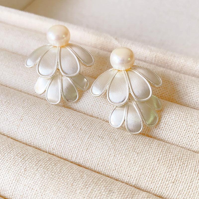 Perlenohrringe mit blütenförmigem Design, silberfarben, elegant, Schmuck für Damen.