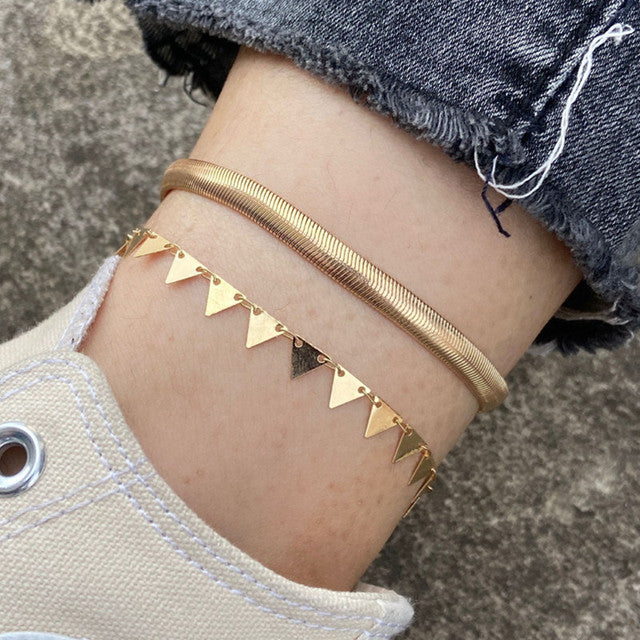 Goldene Schlangen- und Dreieckskette Fußkettchen-Set, Damenmode, mehrlagig, elegant.
