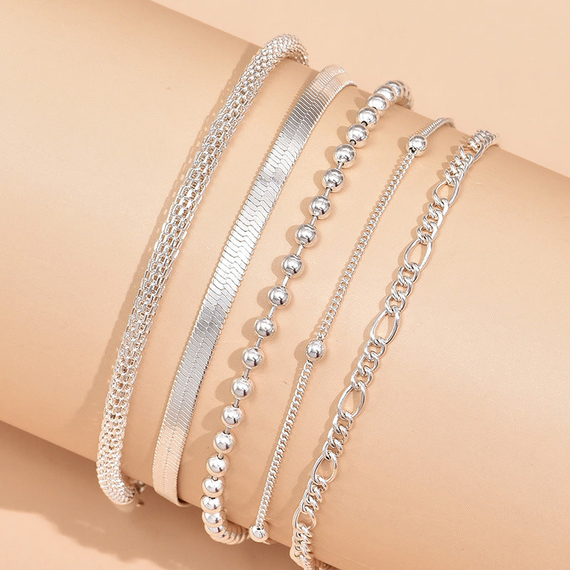 5-teiliges Set aus silbernen Schlangenketten- und Perlen-Fußkettchen für Damen.
