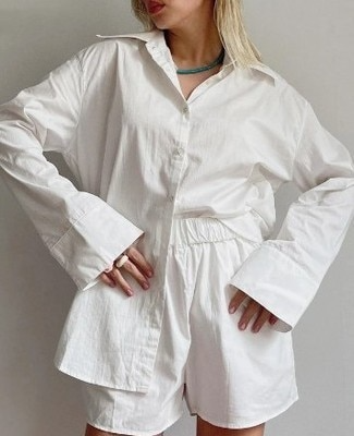 Weiße Damen-Loungewear, gestreiftes Langarmhemd und lockere High-Waist-Shorts, Zweiteiler.