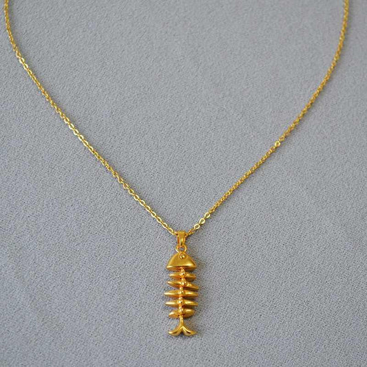 Goldene Fischgräten-Halskette, elegantes Schmuckstück, modisches Accessoire, Damenmode.