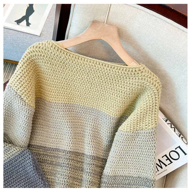 Beigefarbener Strickpullover auf Holzkleiderbügel, gemütlich, modisch, Herbstmode.