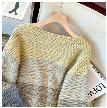 Beigefarbener Strickpullover auf Holzkleiderbügel, gemütlich, modisch, Herbstmode.