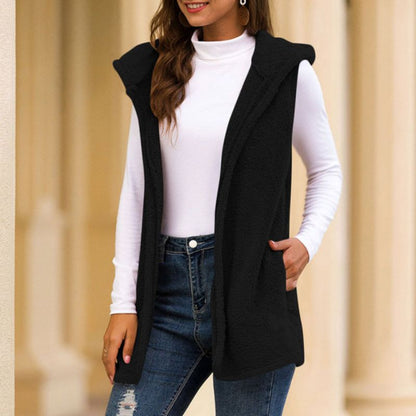 Damen schwarze Fleeceweste mit Kapuze, lässig, ärmellos, über weißem Rollkragenpullover.