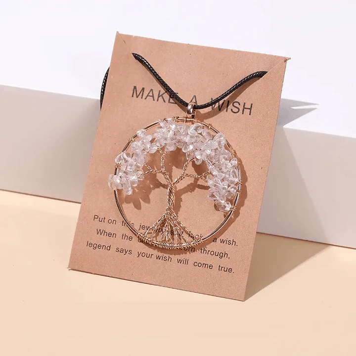 Baum des Lebens Anhänger, goldfarben, mit klaren Quarzsteinen, auf brauner Karte, Schmuck.