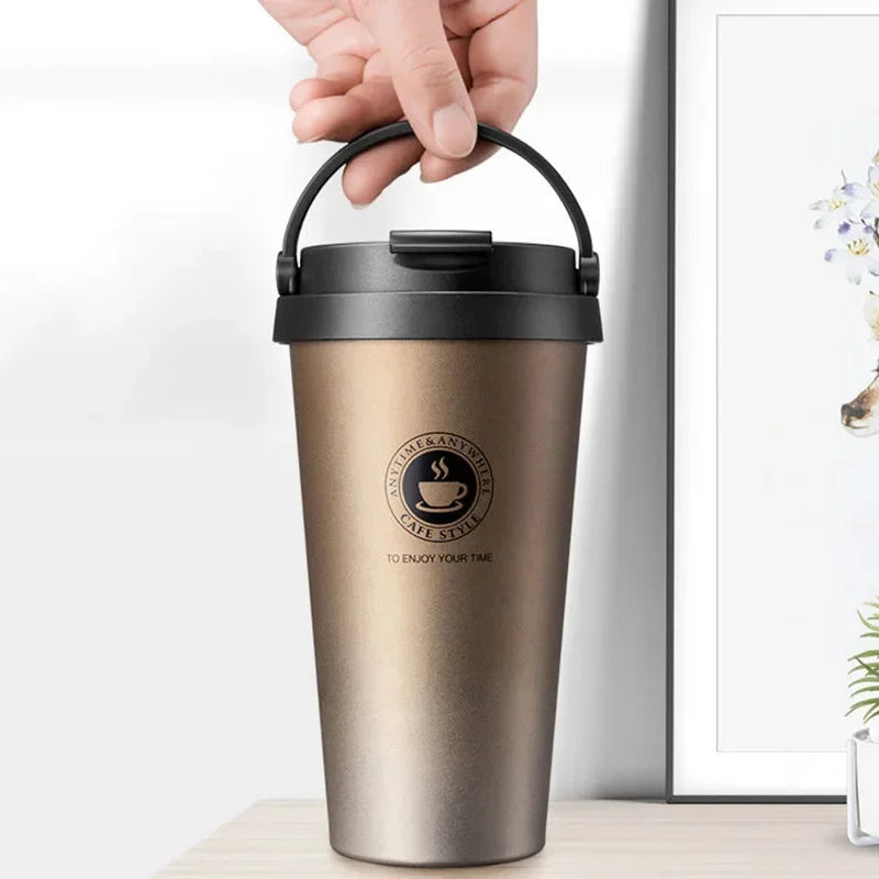 Hand hält 500ml isolierten Reisebecher, doppelwandig, auslaufsicher, Edelstahl, Thermoskanne.
