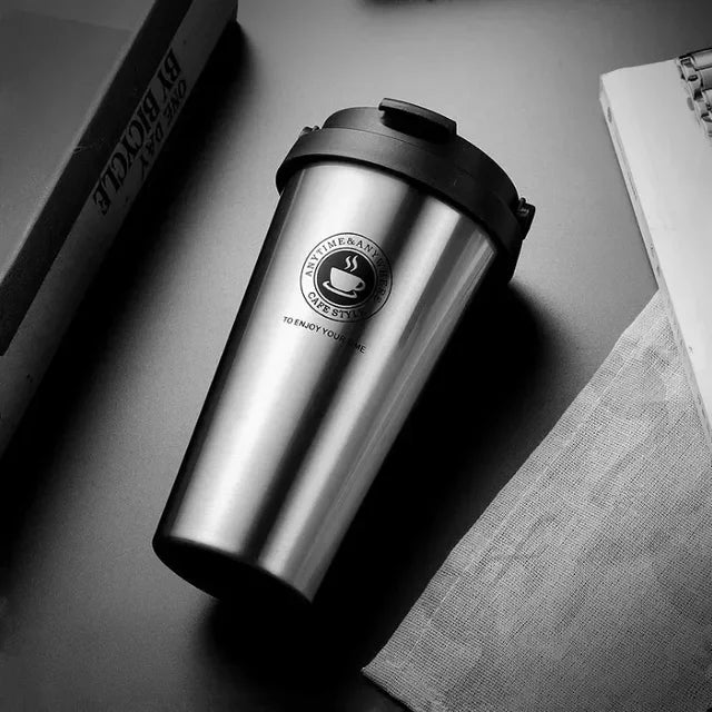 Silberner 500ml Thermobecher aus Edelstahl, doppelwandig, auslaufsicher, für Kaffee und Tee.