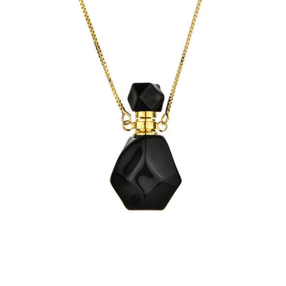 Goldene Halskette mit schwarzem, facettiertem Anhänger, eleganter Schmuck, Damenaccessoire.