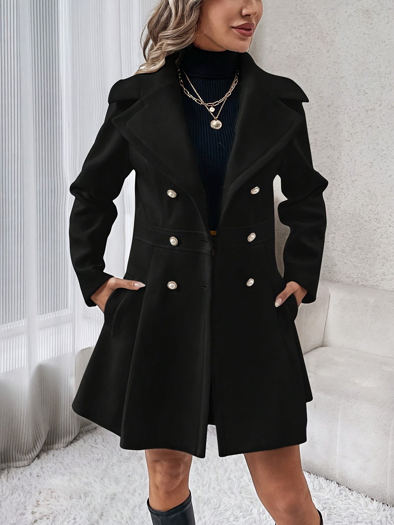 Frau in schwarzem Trenchcoat mit Knöpfen, schwarzer Rollkragenpullover, modisch, elegant.