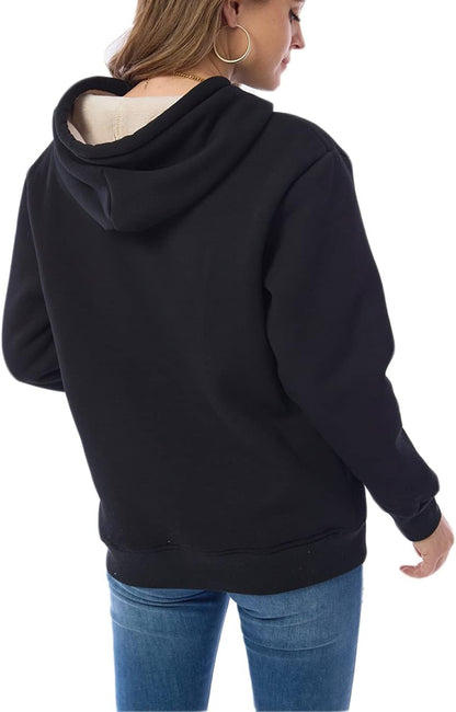 Frau in schwarzem Kapuzenpullover, Rückansicht, lässige Mode, Damenbekleidung, Jeans.