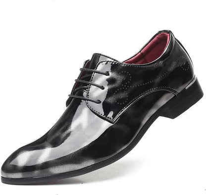 Schwarzer Lackleder-Herrenschuh, eleganter Schnürschuh, formell, glänzend, modisch.