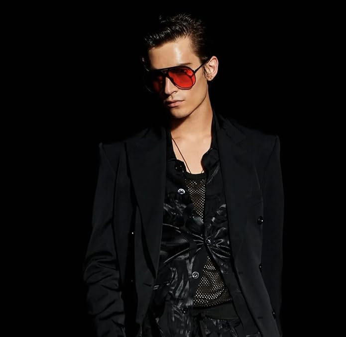 Schwarzer Anzug, rotes Hemd, Sonnenbrille, modischer Mann, stilvolle Herrenmode, Nachtaufnahme.