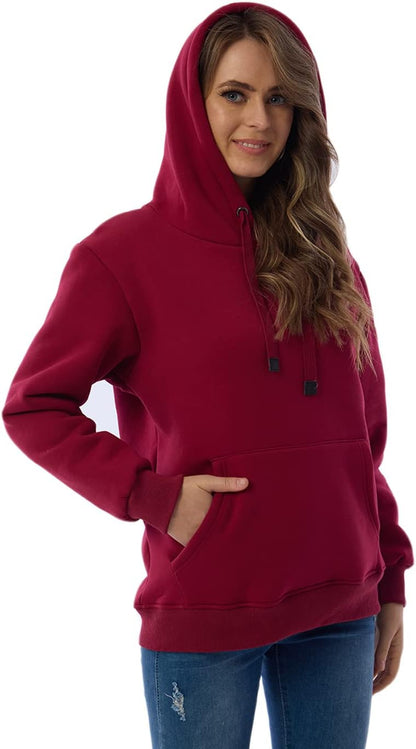 Frau in rotem Kapuzenpullover, lässige Mode, gemütlicher Hoodie, Damenbekleidung.