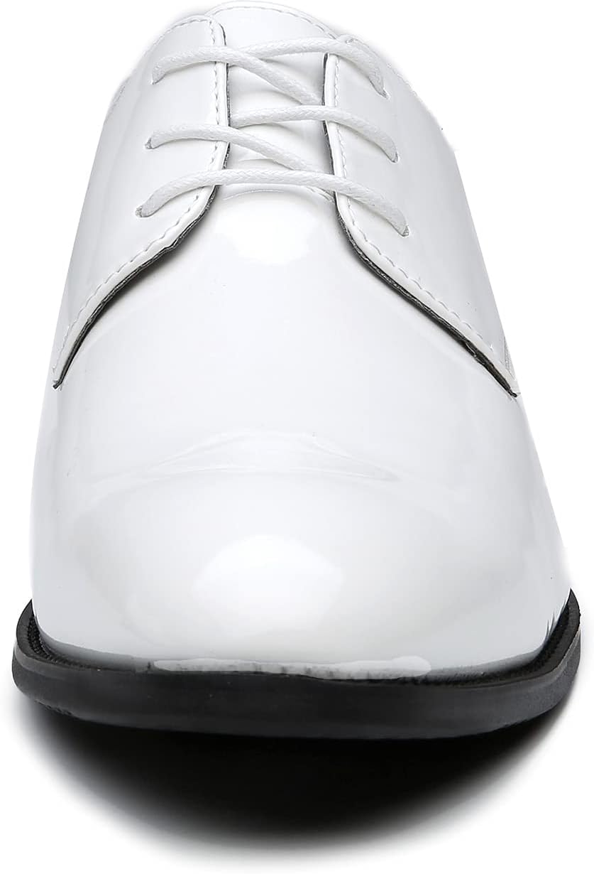 Weiße Lackleder-Herrenschuhe, Schnürschuhe, elegante Mode, formelle Anlässe, glänzend.