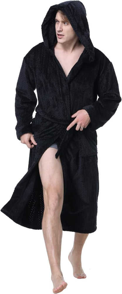 Mann im schwarzen Fleece-Bademantel mit Kapuze, gemütlich, warm, ideal für Zuhause.