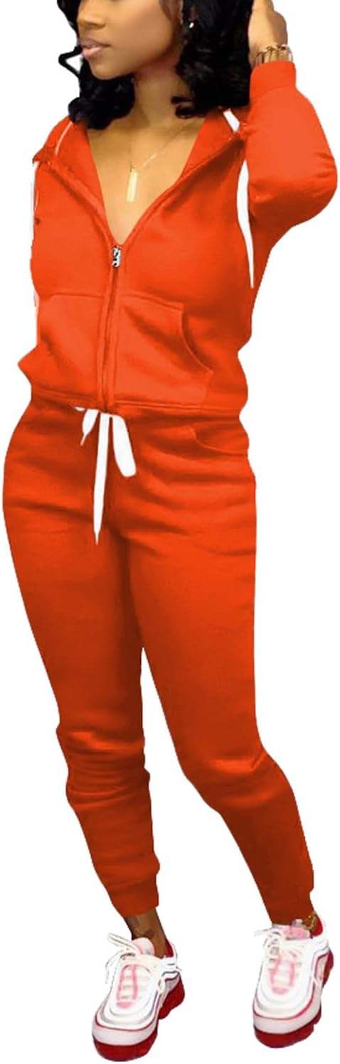 Frau in rotem Jogginganzug mit Kapuze und weißen Sneakers, Freizeitmode Damenbekleidung.