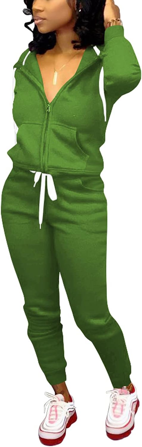 Frau in grünem Jogginganzug mit Kapuze und weißen Turnschuhen, Freizeitmode Damen.