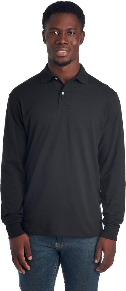 Mann trägt schwarzes Langarm-Poloshirt, Baumwolle, klassischer Stil, Freizeitmode.