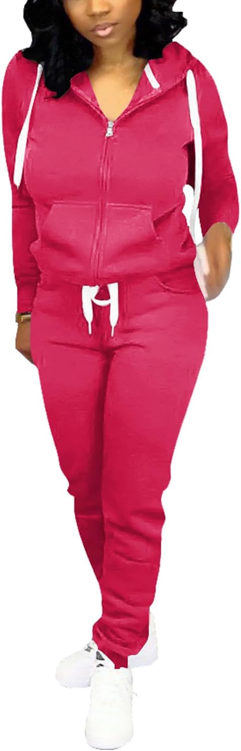 Frau in rotem Jogginganzug mit Kapuze und weißen Schnürsenkeln, Freizeitmode, bequemes Outfit.