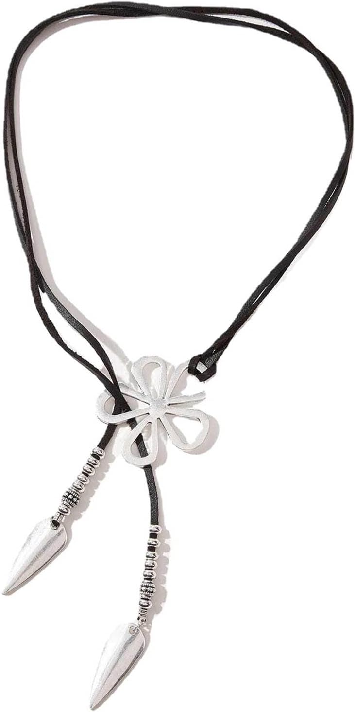 Schwarze Lederkette mit silbernem Kleeblatt-Anhänger und Pfeilspitzen, modisches Accessoire.