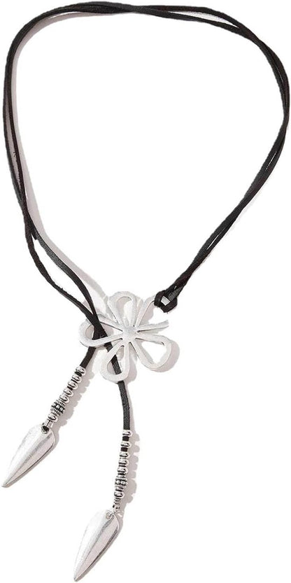 Schwarze Lederkette mit silbernem Kleeblatt-Anhänger und Pfeilspitzen, modisches Accessoire.