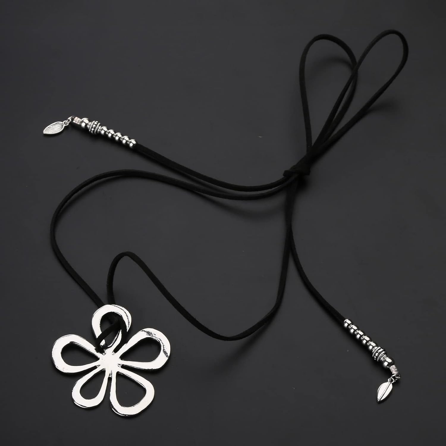 Schwarze Halskette mit silbernem Blumenanhänger, verstellbar, modisches Accessoire.
