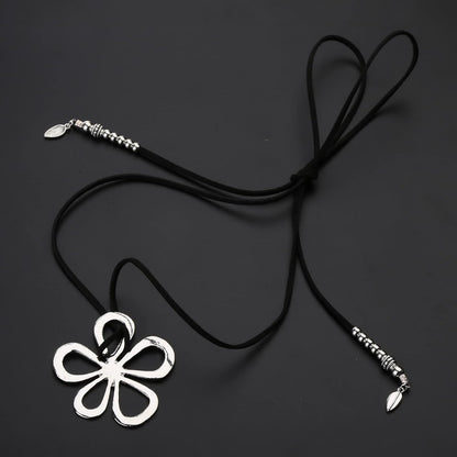 Schwarze Halskette mit silbernem Blumenanhänger, verstellbar, modisches Accessoire.