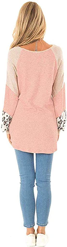 Frau in rosa Langarmshirt mit Leopardenmuster und blauer Jeans, Rückansicht.
