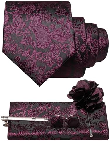 Vinrött paisleyslips mot mörk botten med bröstnäsduk, manschettknappar, slipsklämma och blomformad kavajnål. 27