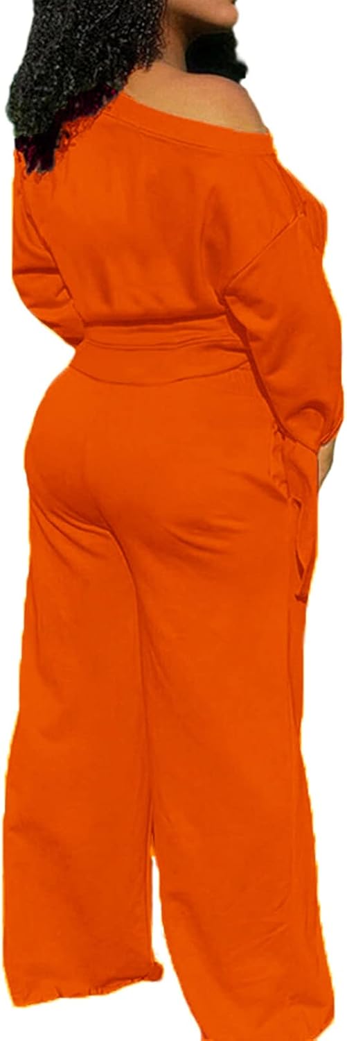 Frau in orangefarbenem Jumpsuit aus Baumwolle, schulterfrei, modisch, bequem, elegant.