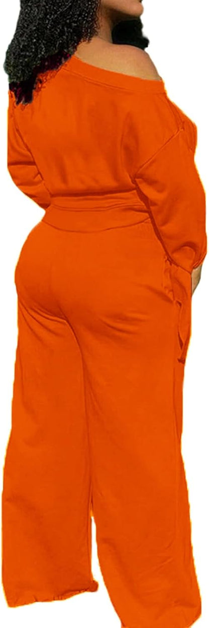 Frau in orangefarbenem Jumpsuit aus Baumwolle, schulterfrei, modisch, bequem, elegant.