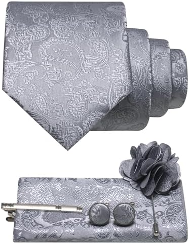 Mellangrått paisleyslips med bröstnäsduk, manschettknappar, slipsklämma och blomformad kavajnål i samma ton. 32