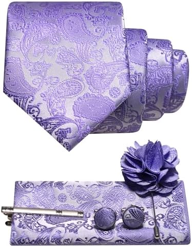 Lila paisleyslips med bröstnäsduk, manschettknappar, slipsklämma och blomformad kavajnål uppställda tillsammans. 21