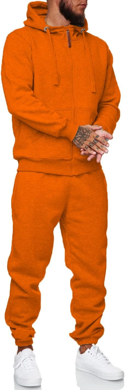 Mann in orangefarbenem Kapuzenpullover und Jogginghose, weiße Sneaker, Freizeitmode.