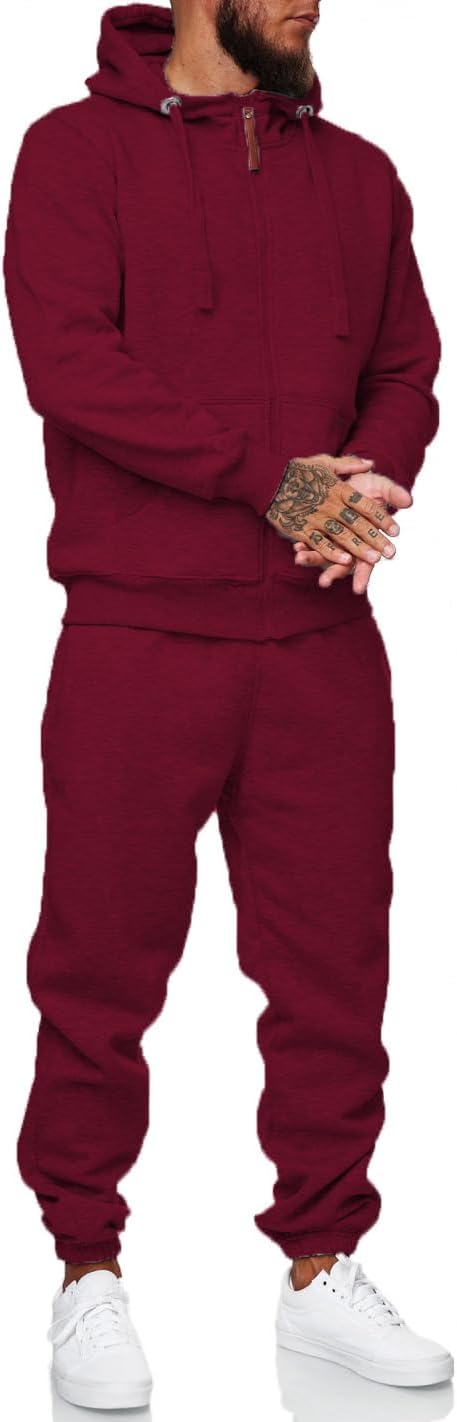 Mann in bordeauxrotem Kapuzenpullover und Jogginghose, weiße Sneaker, Freizeitmode.