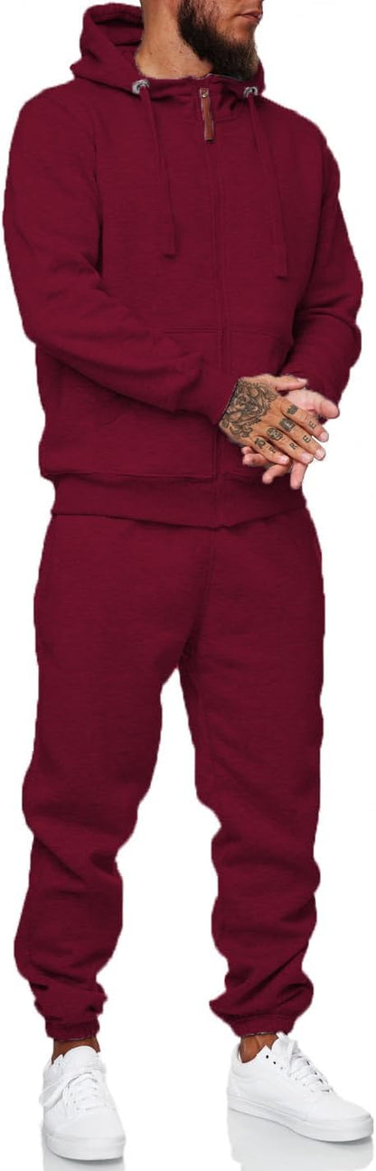Mann in bordeauxrotem Kapuzenpullover und Jogginghose, weiße Sneaker, Freizeitmode.