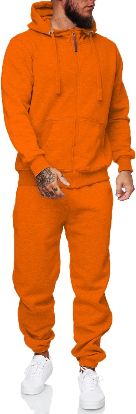 Mann in orangefarbenem Jogginganzug mit Kapuze und weißen Sneakers, Freizeitmode.