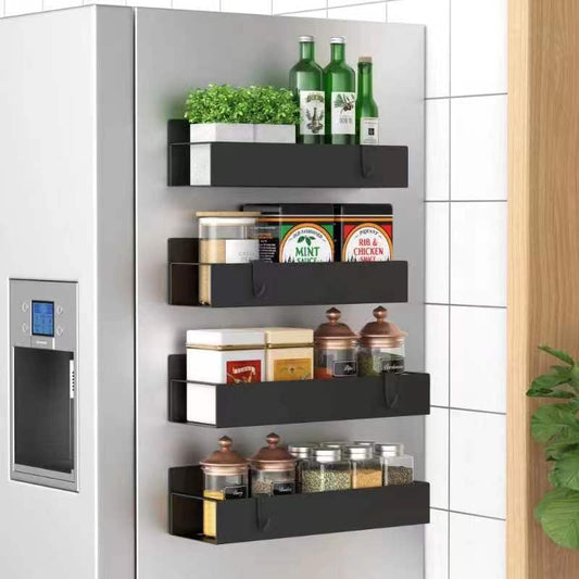 Schwarzes magnetisches Küchenregal am Kühlschrank mit Gewürzgläsern und Pflanzen.