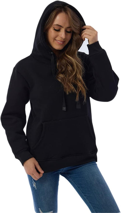 Frau in schwarzem Kapuzenpullover, Baumwolle, lässig, modisch, Herbstkleidung, Damenmode.