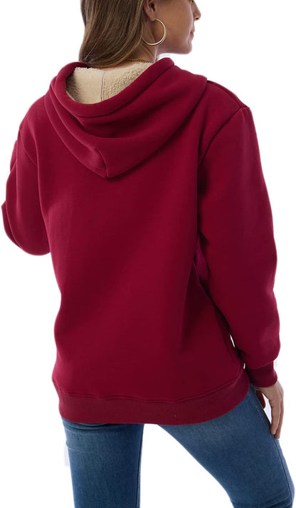 Frau in rotem Kapuzenpullover aus Fleece, Rückansicht, lässige Mode, Herbstbekleidung.