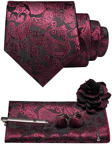 Bordeauxrött paisleyslips mot svart botten med bröstnäsduk, manschettknappar, slipsklämma och blomformad kavajnål. 35
