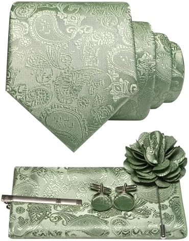 Salviagrönt paisleyslips med bröstnäsduk, manschettknappar, slipsklämma och blomformad kavajnål i samma ton. 30